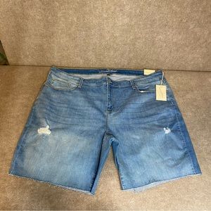 NWT Women's Plus Size Mid-Rise Bermuda Denim Shorts 26W 9" In. Raw Edge Light
